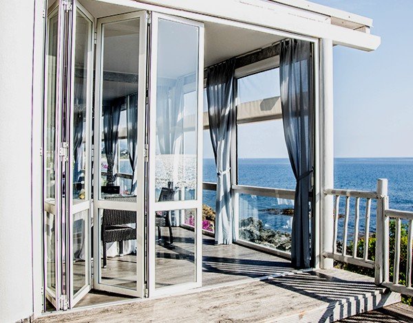 chiudere il balcone con una vetrata 