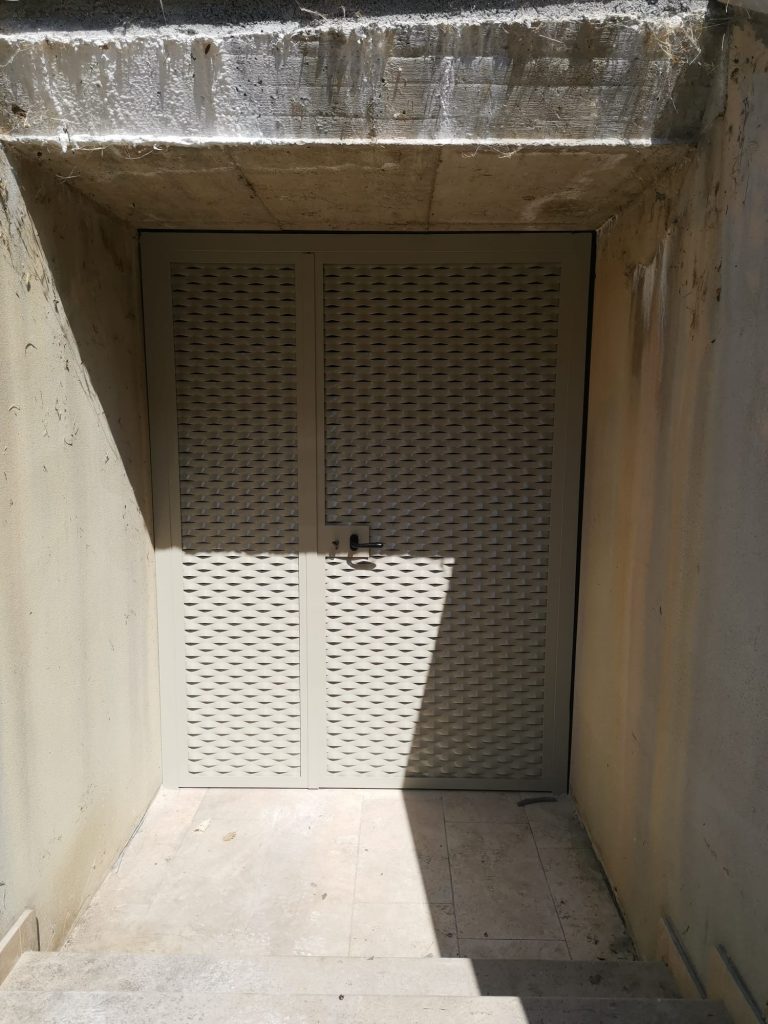 porta con grigliato
