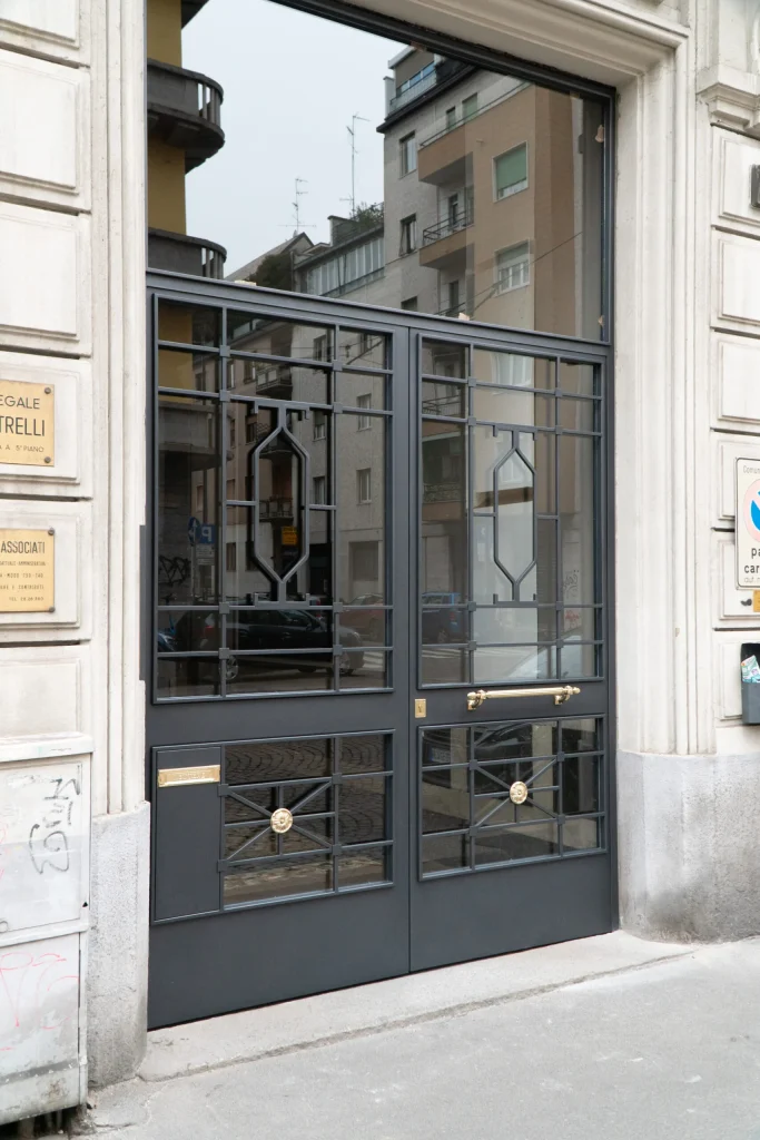 portone condominiale in ferro