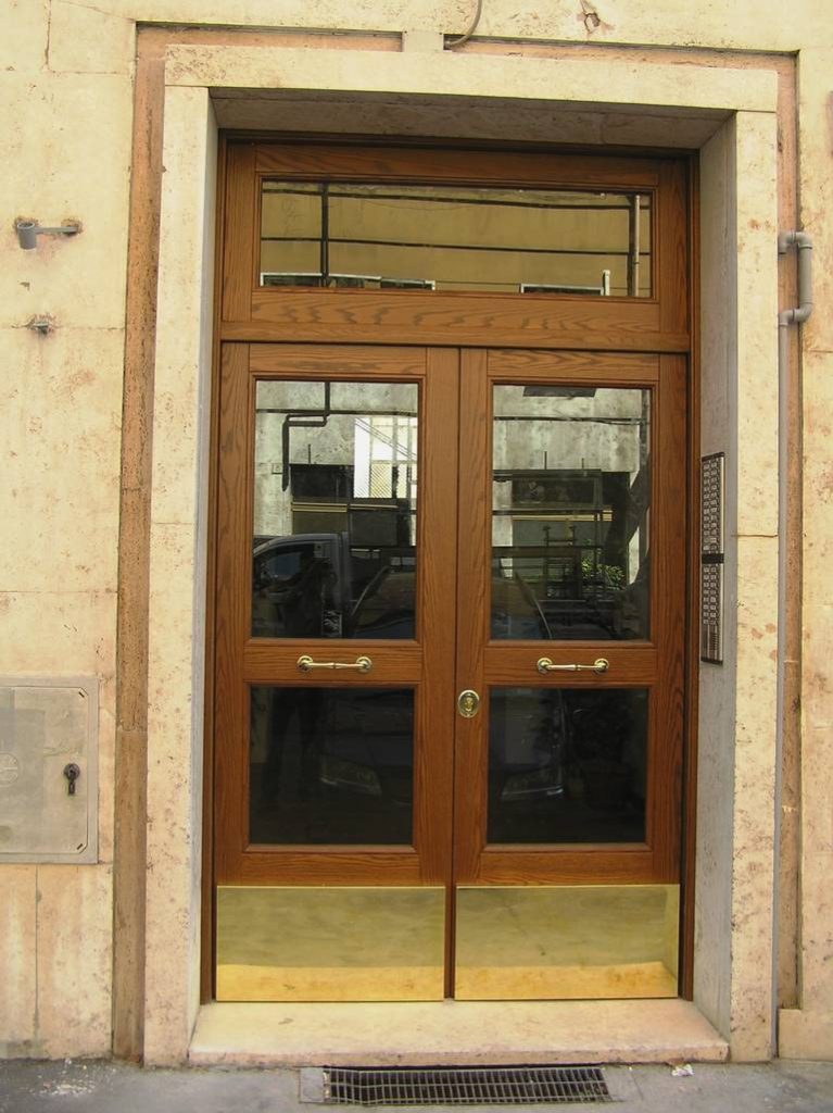 Portone condominiale in legno