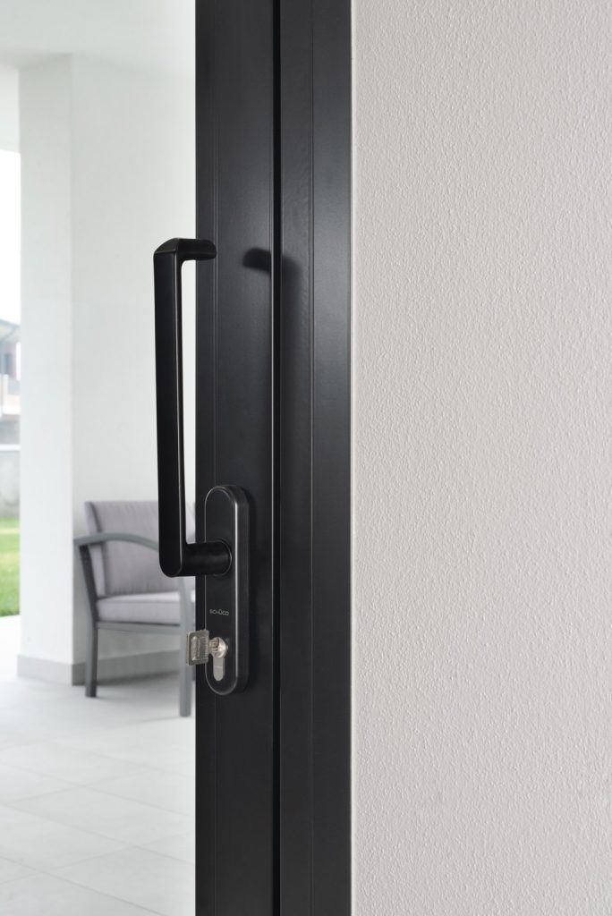 porta balcone con serratura