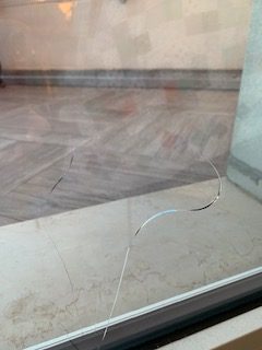 vetro scoppia da solo