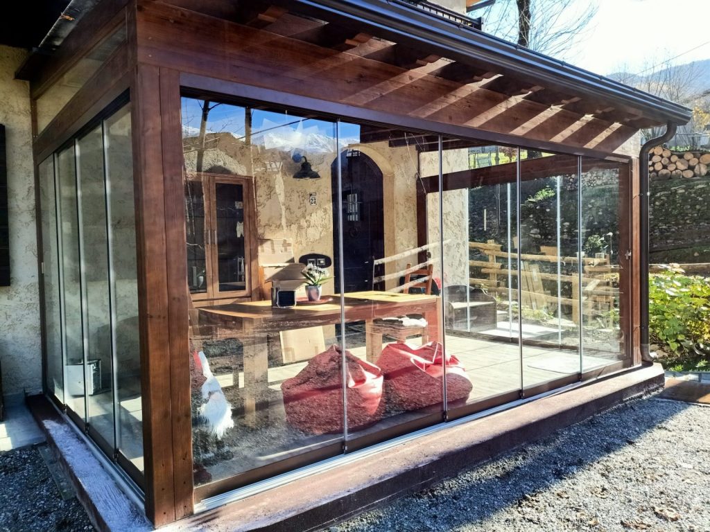 pergolato in legno con vetrate