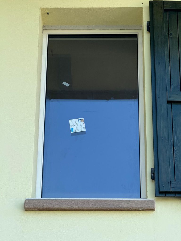 come togliere adesivo dal vetro