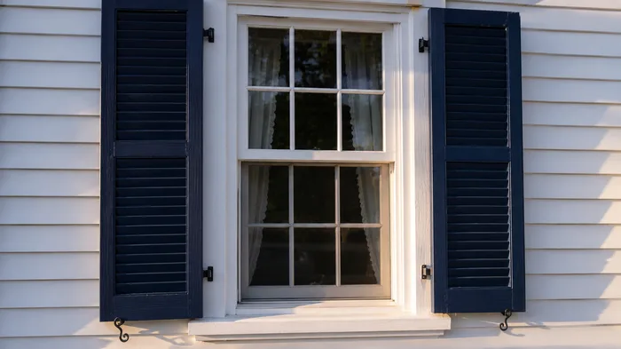 Finestra ghigliottina americana sash window persiane blu navy stile Coastal