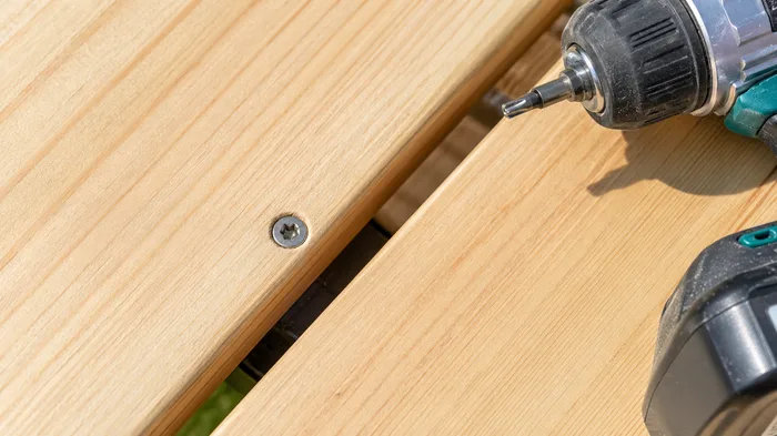Fissaggio vite INOX A4 balcone legno larice testa svasata macro