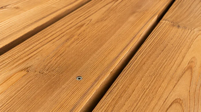 Listoni larice balcone legno fissaggio inox dettaglio venatura
