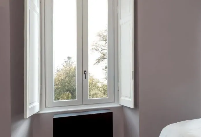 Finestra esterna in PVC bianco a battente in un appartamento