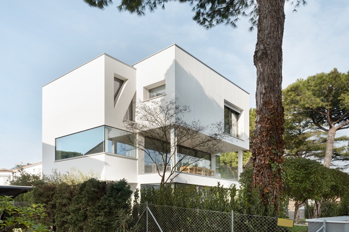 villa moderna con vetri extrachiari