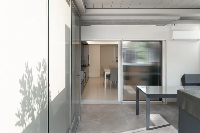 Veranda chiusa con sistema alzante scorrevole in alluminio bianco