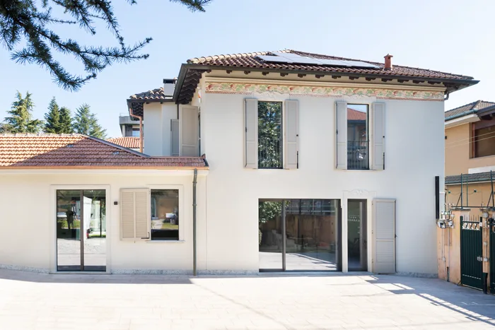 Grandi vetrate scorrevoli su villa moderna con piscina - Bisacchi