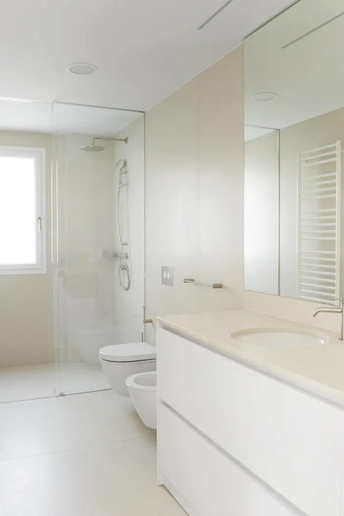 Finestra in bagno bianco minimal moderno - Bisacchi