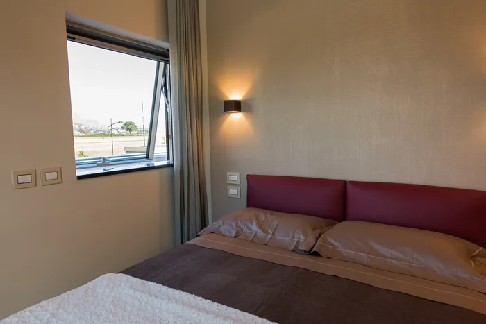 Camera da letto con finestre in alluminio a taglio termico