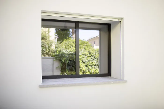 Finestra esterna villa con tapparella antracite installata - vista cantiere realizzato Bisacchi