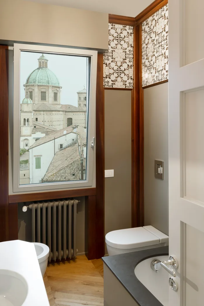 Finestra in legno noce in bagno con vista storica - Bisacchi
