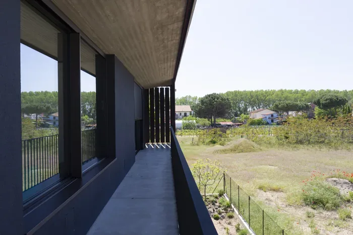Finestre blindate in alluminio scuro su una villa