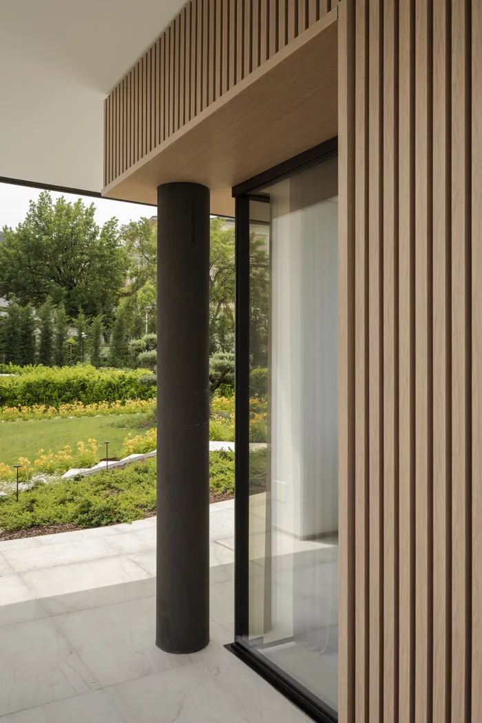 infisso ad angolo in legno chiaro su villa moderna - finestre in legno moderne