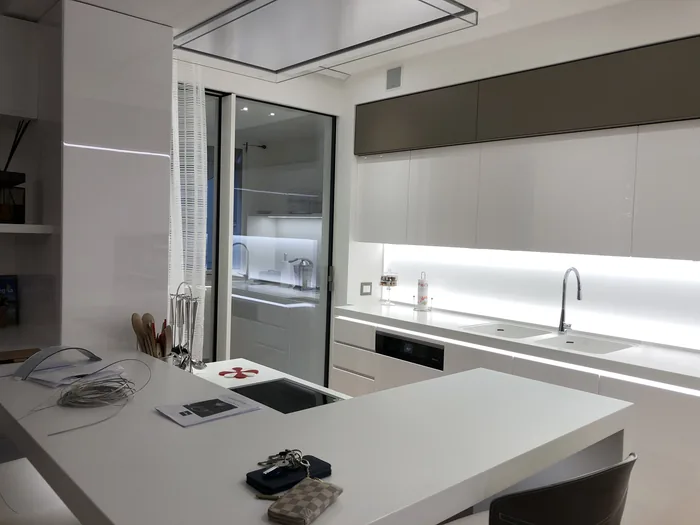 Finestre PVC bianco classe A+ in cucina moderna - Bisacchi
