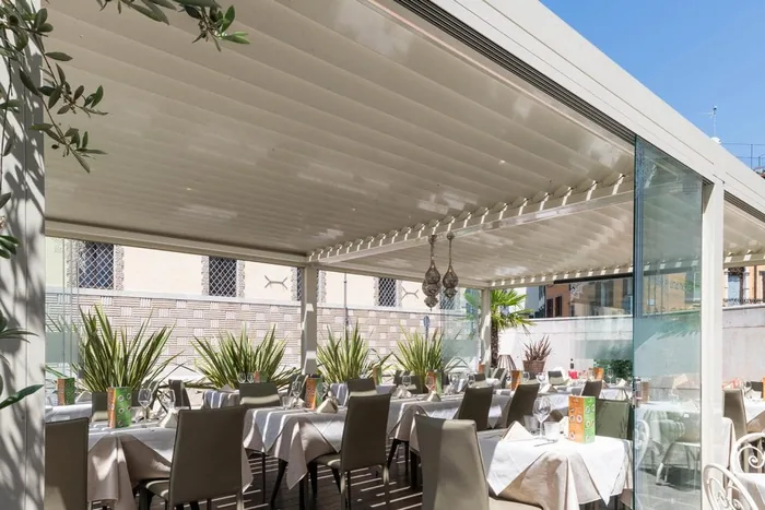Pergola bioclimatica a lamelle orientabili sul dehor di un ristorante