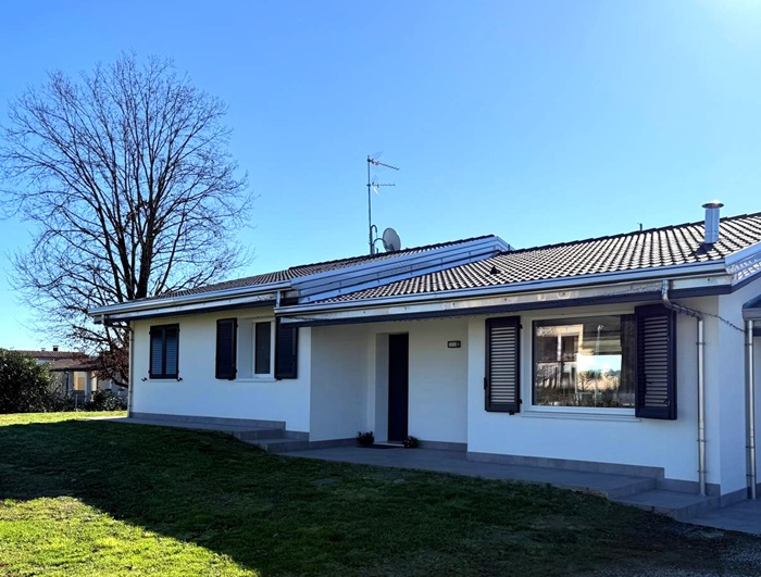 Persiana in alluminio antracite verniciato a forno installata su villa moderna italiana
