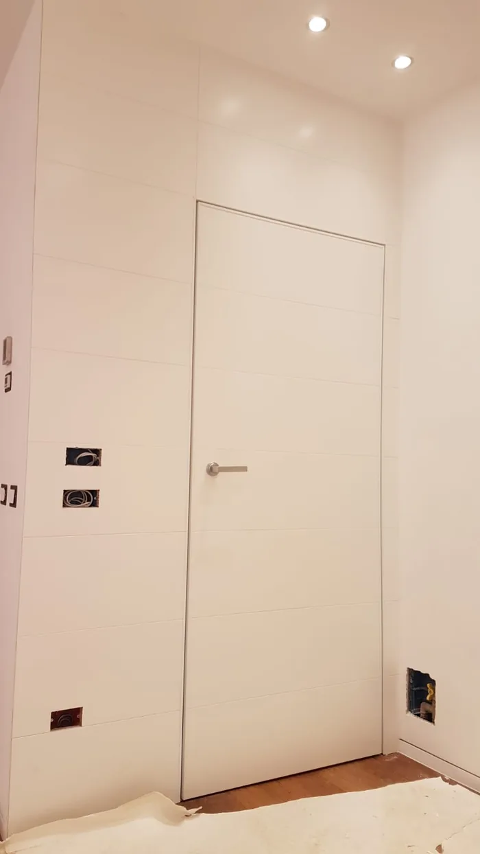 Posa in cantiere del telaio di una porta interna bianca