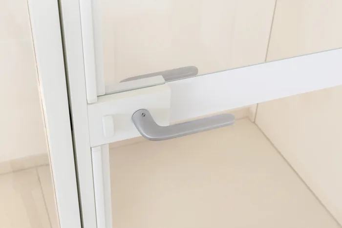 Dettaglio porta interna laccata bianca con maniglia minimal - finitura tipica delle porte Pivato e Adl proposte da Bisacchi