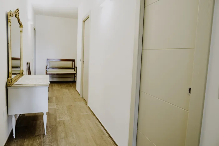Abbinamento porta champagne classico con parquet chiaro in ingresso - Bisacchi