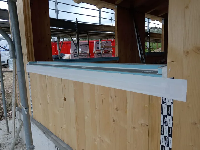 Posa della banchina della finestra in cantiere