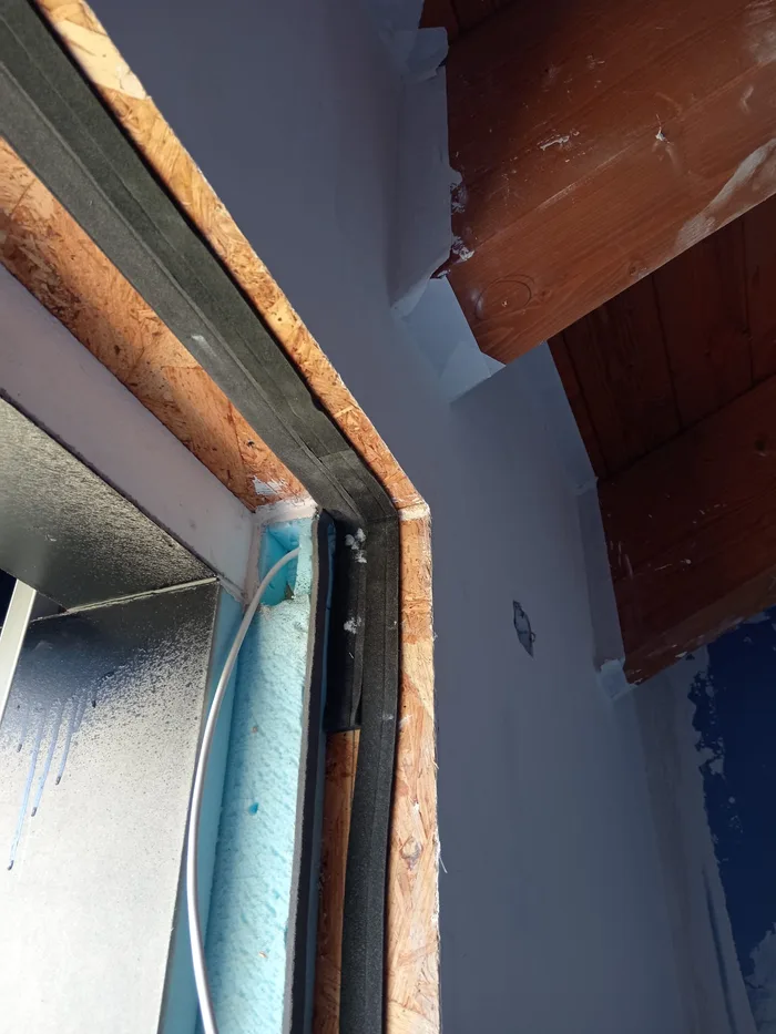 dettaglio tenuta aria infisso cantiere - posa corretta con nastri e sigillatura