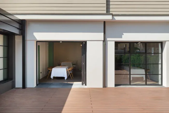 Serramenti blindati in acciaio su terrazzo di villa