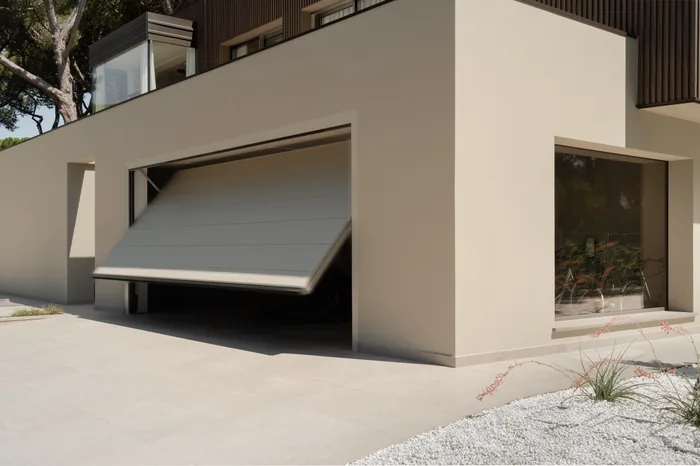 Serranda garage Bisacchi - basculante color tortora a filomuro su villa moderna in apertura