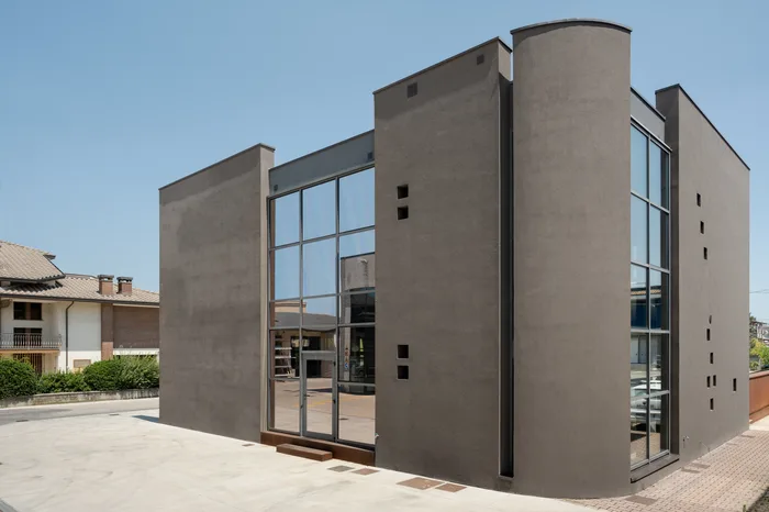 showroom Bisacchi esterno con vetrata d angolo - infissi e persiane