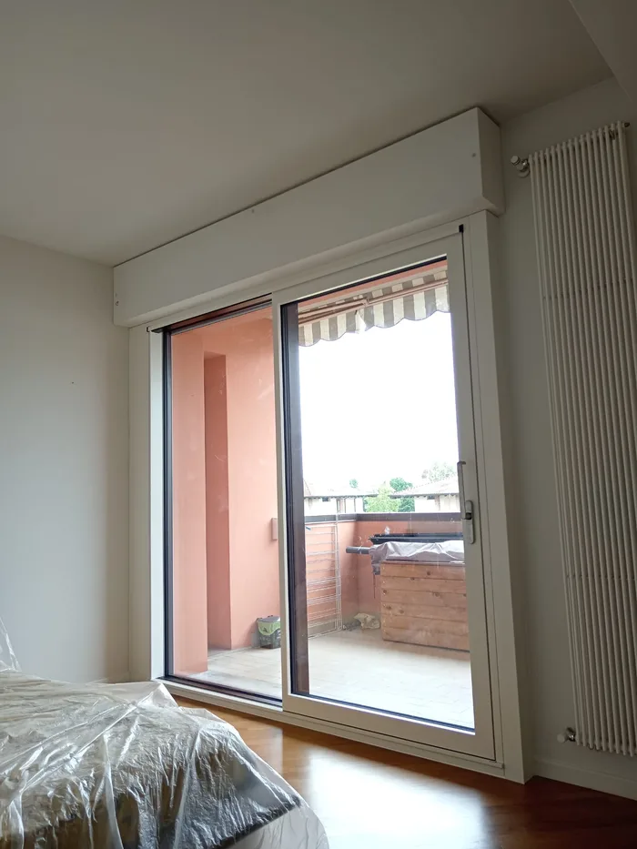 Risultato della smuratura completa del vecchio telaio - nuovo scorrevole bianco in camera da letto