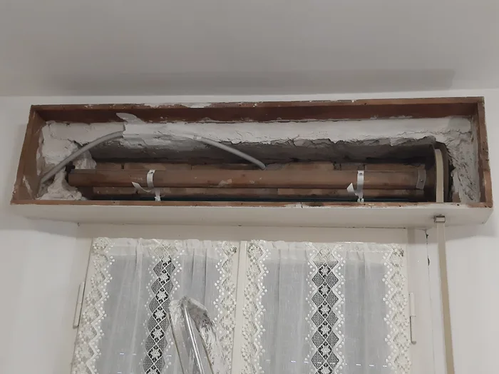 Sostituzione cassonetti tapparelle: smontaggio del vecchio cassonetto e rullo durante un intervento Bisacchi