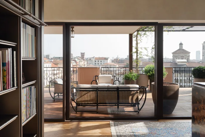 Trasformare finestra portafinestra attico bronzo classico stile elegante