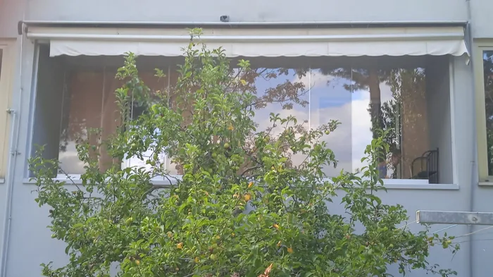 Chiusura leggera di veranda con vetrata panoramica amovibile e tenda in PVC