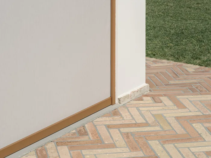 Veranda chiusa su terrazzo con profili in alluminio color champagne