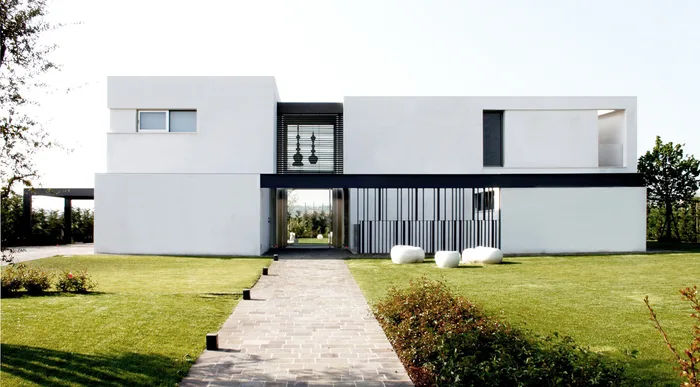 Villa moderna con infissi bianco e antracite - Bisacchi
