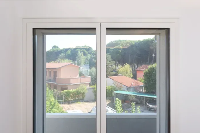 Zanzariere per finestre su misura: finestra bianca con zanzariera
