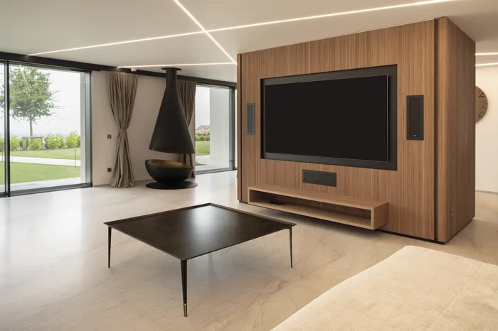 Sala home cinema in villa con grandi vetrate ad alto abbattimento acustico