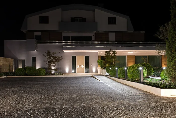 Abbattimento acustico in un soggiorno di villa con grandi vetrate scorrevoli