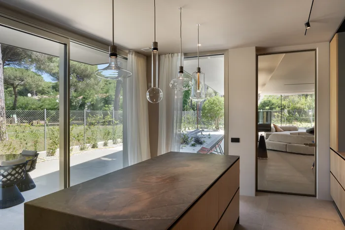 Grande vetrata scorrevole in cucina con vista sul verde