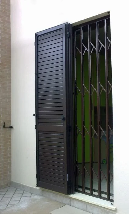 Cancello estensibile nero su una porta finestra
