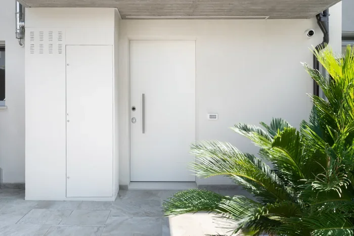 Casa blindata: ingresso con porta blindata bianca e infissi di sicurezza