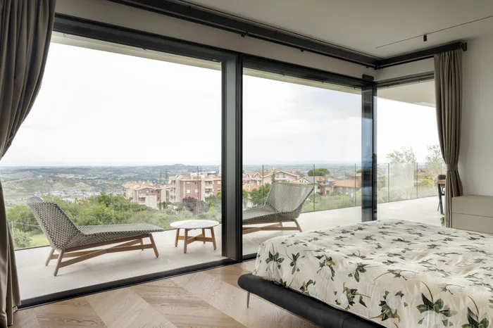 Camera di attico con finestra panoramica e vista