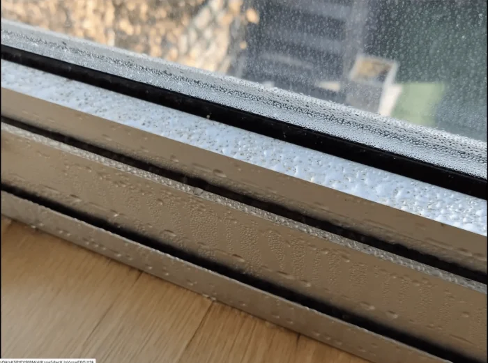 Condensa sui vetri di casa con goccioline d'acqua sul lato interno e sul davanzale