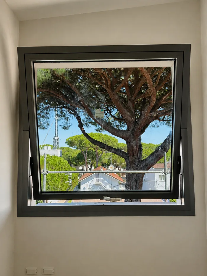 finestra-bilico-orizzontale-alluminio-aperta-01