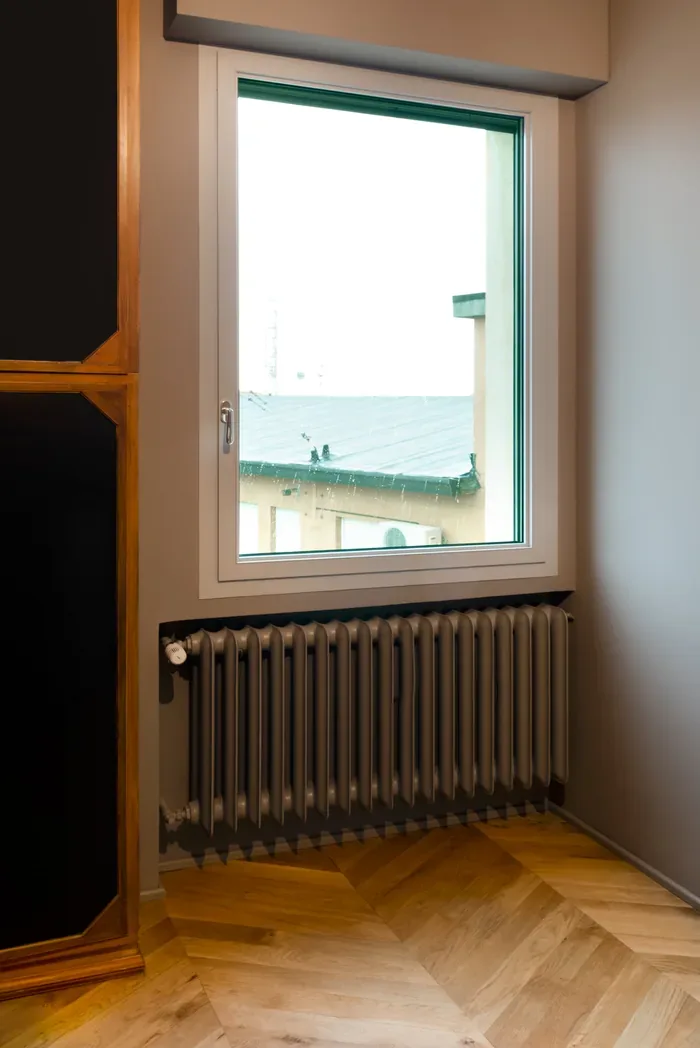 Finestra esterna in PVC bianco con vetrocamera in una camera da letto