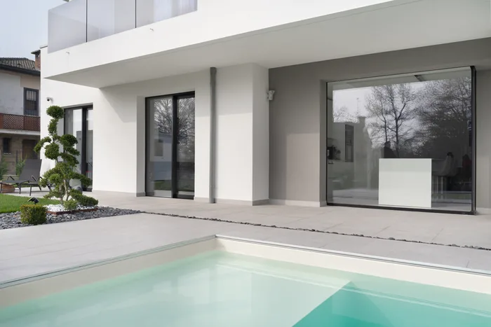 Grande vetrata tutto vetro affacciata sulla piscina, vista esterna panoramica
