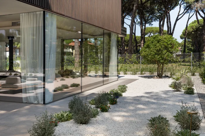 Vetrata tutto vetro antracite affacciata sul giardino, vista esterna di una villa